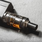 Неудачное падение электронной сигареты в лужу, раковину или другую жидкость — ситуация неприятная, но довольно частая. 